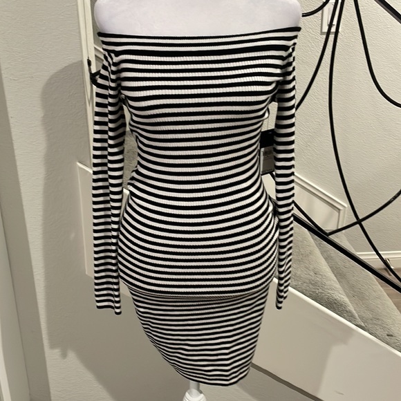 Guess striped stretch dress.off the shoulder New with tags. Retail$108.00 - Picture 3 of 6